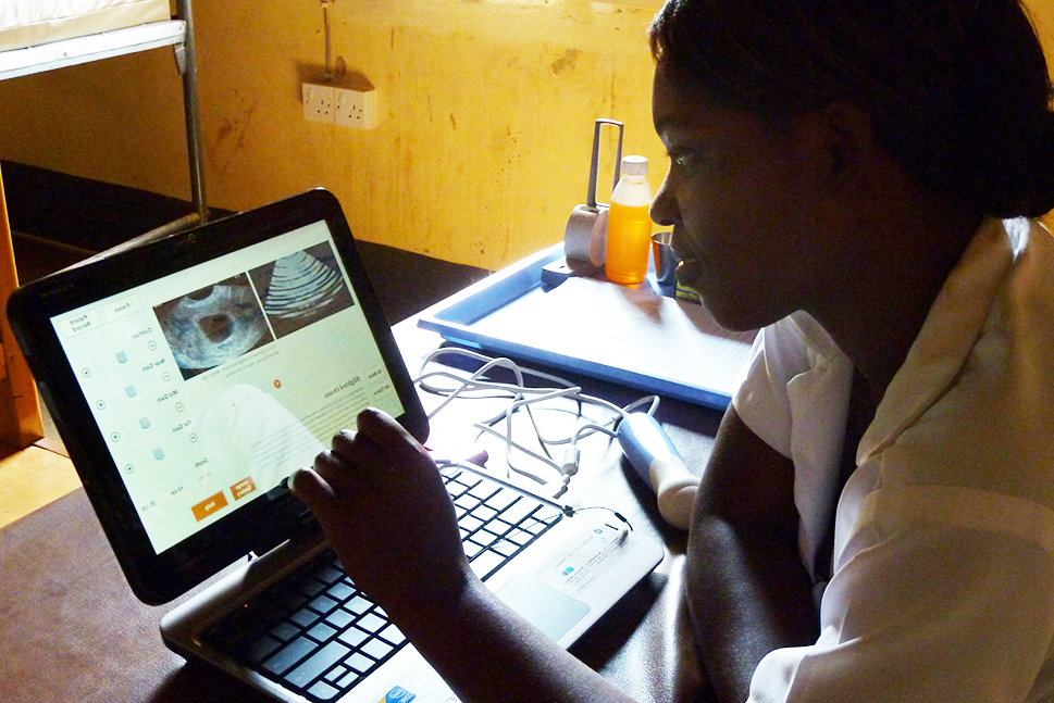 Midwife using the ultrasound device